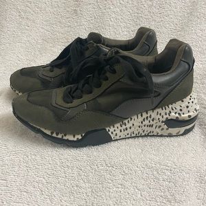 Steve Madden 7.5 sneakers
